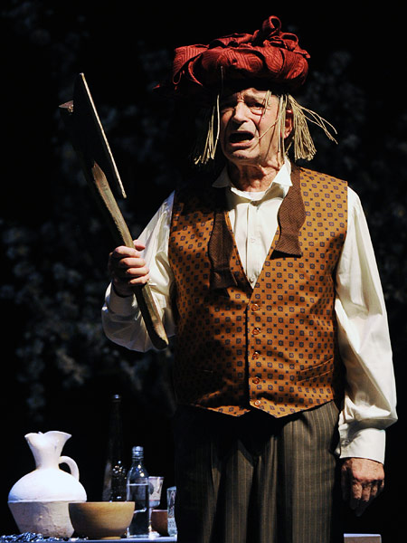 В сцене из спектакля "Самая большая маленькая драма" в театре имени Ермоловой. 2012 год.