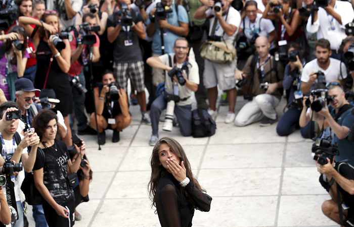 Французская актриса и модель Элиза Седнауи позирует репортерам во время фотоколла