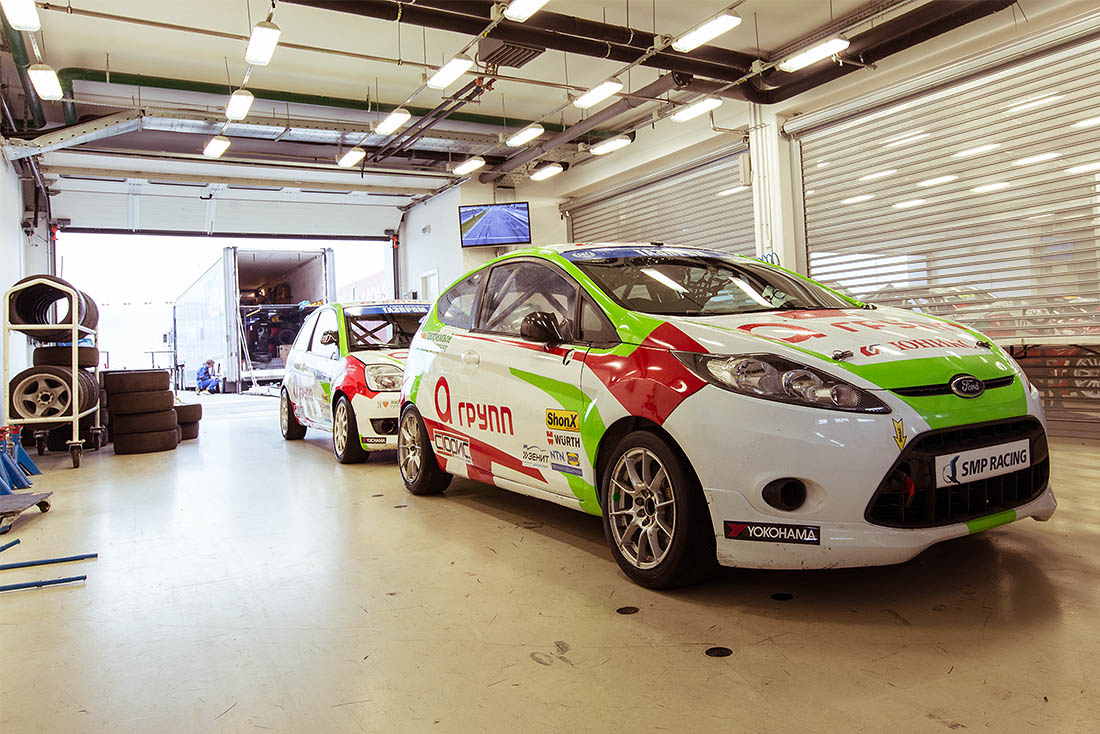 На тренировки автомобили приезжают автовозом. В нем есть место не только для них, но так же для и кухни, склада шин и инструмента. Большая машина.