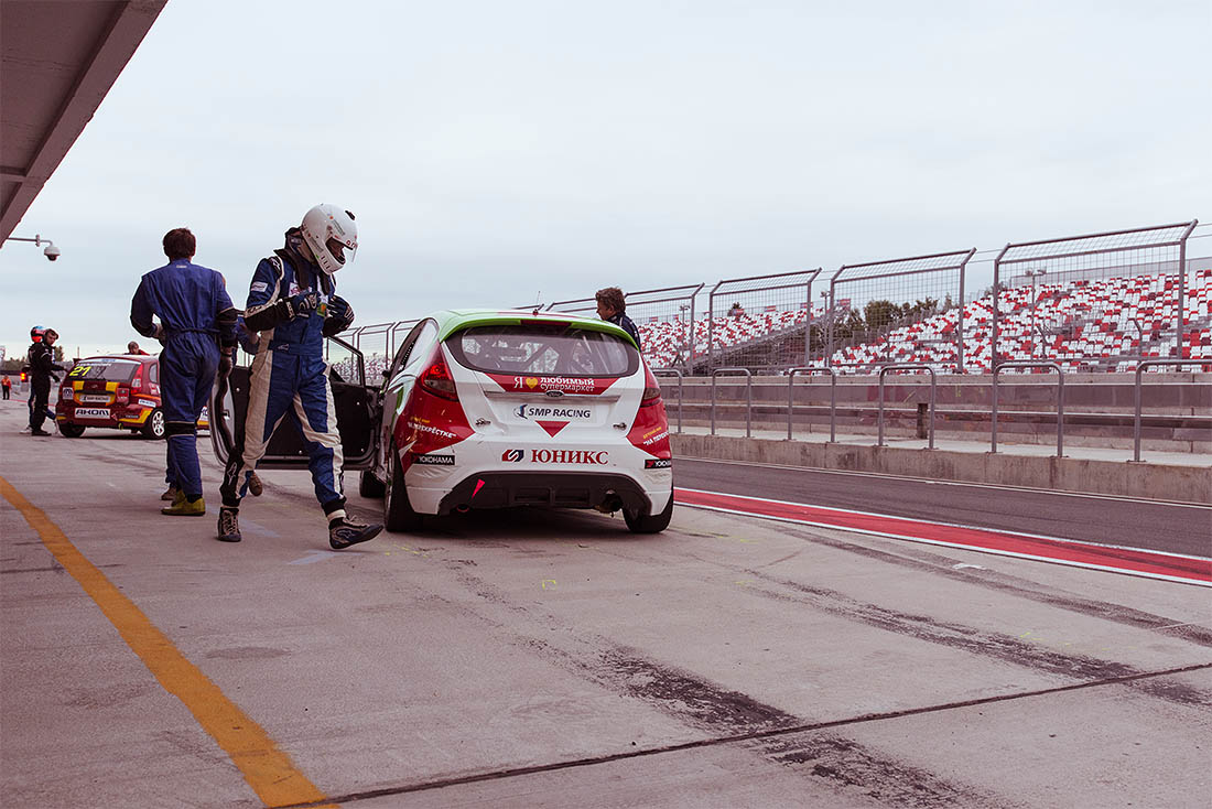 После заезда авто закатывается в бокс только вручную