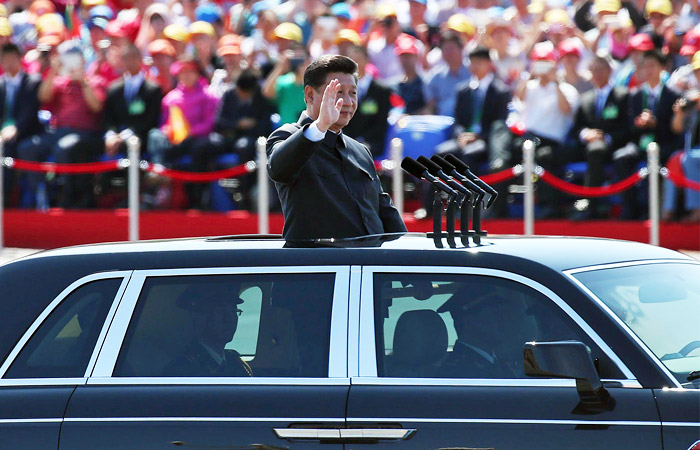 Председатель КНР Си Цзиньпин приветствует участников и гостей парада