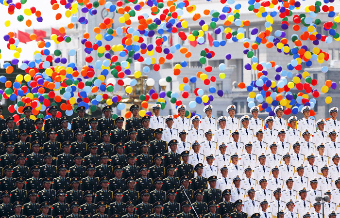 Воздушные шары в небе над Пекином, символизирующие стремление Китая к миру