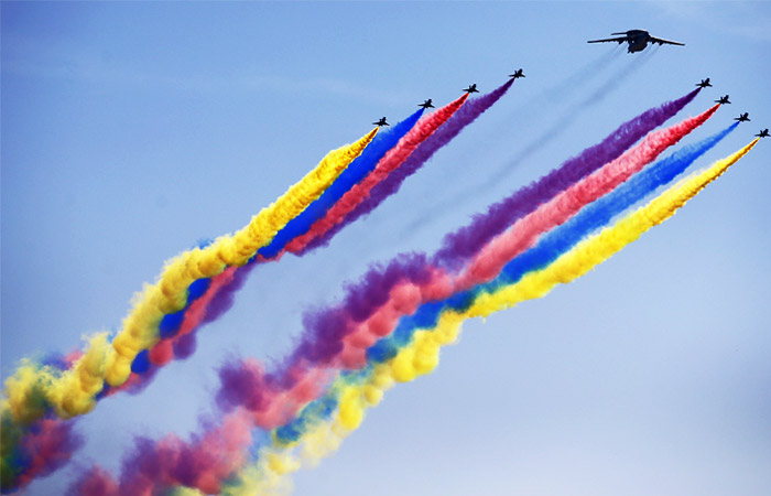 Воздушное шоу во время военного парада в Пекине