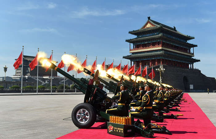 Залпы из артиллерийских орудий на военном параде