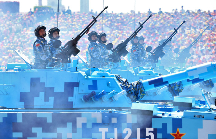 Колонна военной техники на параде в Пекине