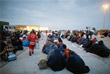 Беженцы ожидают отправки в Вену у австро-венгерской границы в населенном пункте Никельсдорф