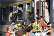 Мигранты штурмуют поезд на вокзале Келети в Будапеште