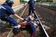 Полицейские пытаются задержать семью беженцев в городе Бичке, Венгрия