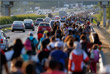 Сотни мигрантов идут пешком из Будапешта к австрийской границе
