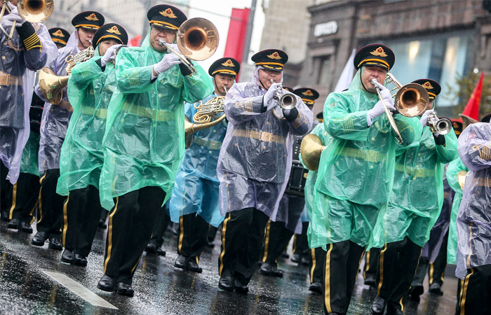 Военный оркестр Народно-освободительной армии Китая во время шествия участников Международного военно-музыкального фестиваля "Спасская башня" на Тверской улице