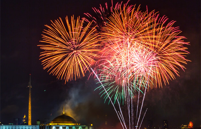 Праздничный салют в честь Дня города на Поклонной горе