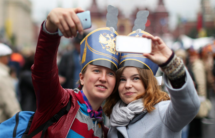 Жительницы города на историко-патриотическом фестивале "Москва Триумфальная" на Тверской улице