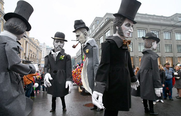 Шествие с участием четырехметровых кукол, изображающих  Достоевского, Гоголя, Пушкина и Чехова, на Неглинной улице