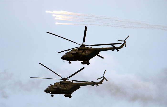 Вертолеты Ми-8 во время стрельб неуправляемыми ракетами
