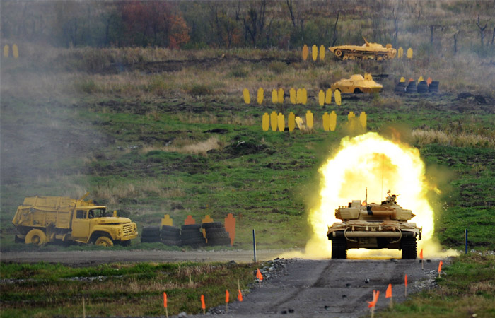 Танк Т-90А во время демонстрационных стрельб