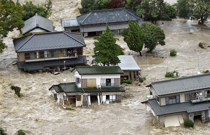 Японский город Дзесо, расположенный к северу от Токио, оказался затоплен в результате разлива реки Кинугава