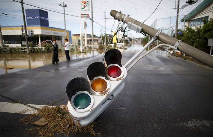 Прервано железнодорожное сообщение, по центральным трассам текут реки грязи и мусора. В нескольких городах нарушено энергоснабжение.