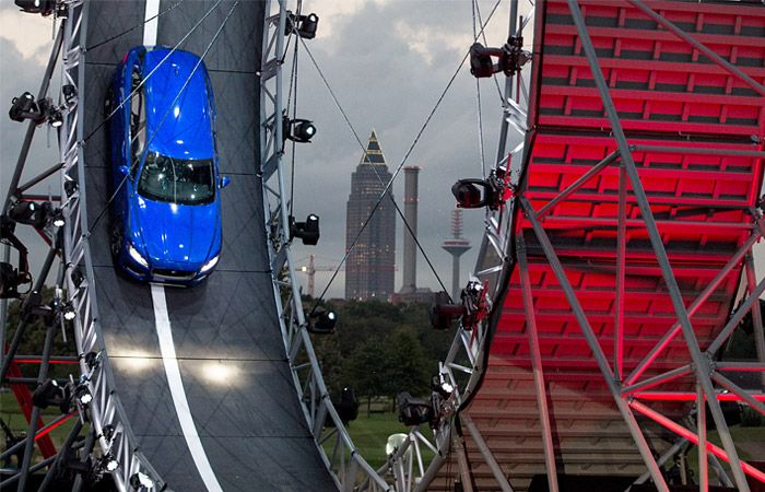 Кроссовер Jaguar F-PACE во время выполнения "мертвой петли" высотой 19,08 метра