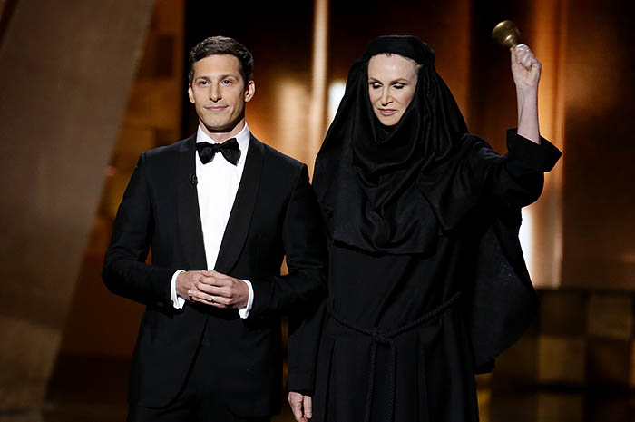 Ведущий Энди Самберг и Джэйн Линч в образе одной из героинь "Игры Престолов"