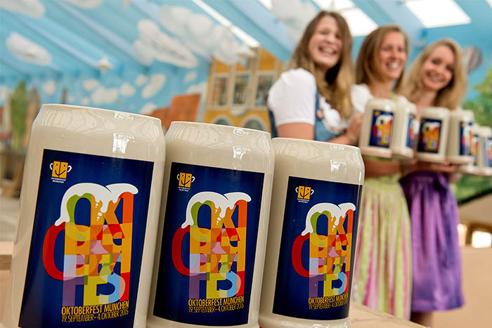 Фестиваль проходит с середины сентября до начала октября, но месяцем ранее выбирают официальную кружку. В этом году она такая.