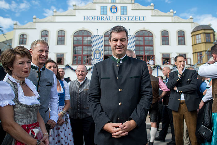 На празднике задействовано более 10000 сотрудников, миллионы посетителей выпивают миллионы литров пива и съедают сотни тысяч жареных кур и сосисок