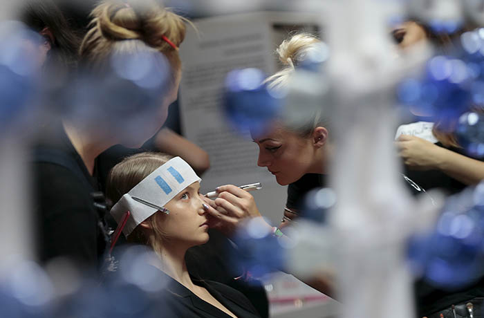 А так модель готовят к показу Bora Aksu