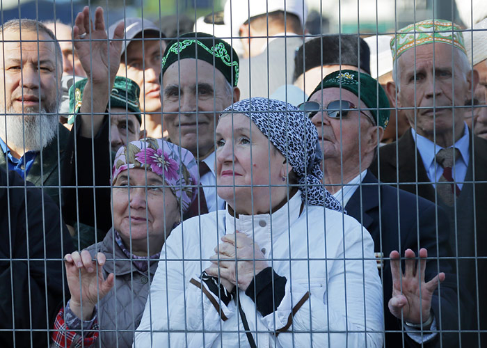 Верующие перед церемонией открытия