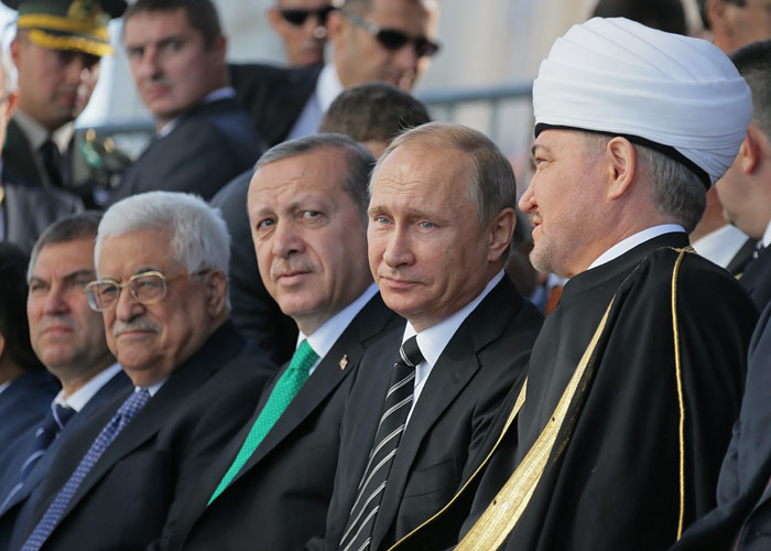 Первый заместитель руководителя администрации президента РФ Вячеслав Володин, президент Палестины Махмуд Аббас, президент Турции Реджеп Тайип Эрдоган, президент России Владимир Путин и председатель совета муфтиев России Равиль Гайнутдин (слева направо)