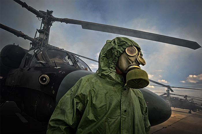 Тренировка по посадке и подготовке вертолета на химически зараженной местности во время плановых летно-тактических учений армейской авиации, дислоцированной на Черниговской авиабазе