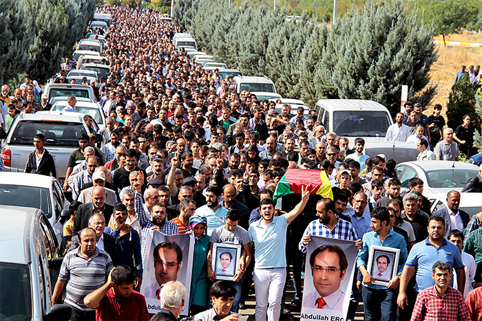 Несколько тысяч сторонников прокурдской оппозиции провели в воскресенье демонстрацию в Анкаре в память о погибших в результате совершенного в турецкой столице днем ранее теракта