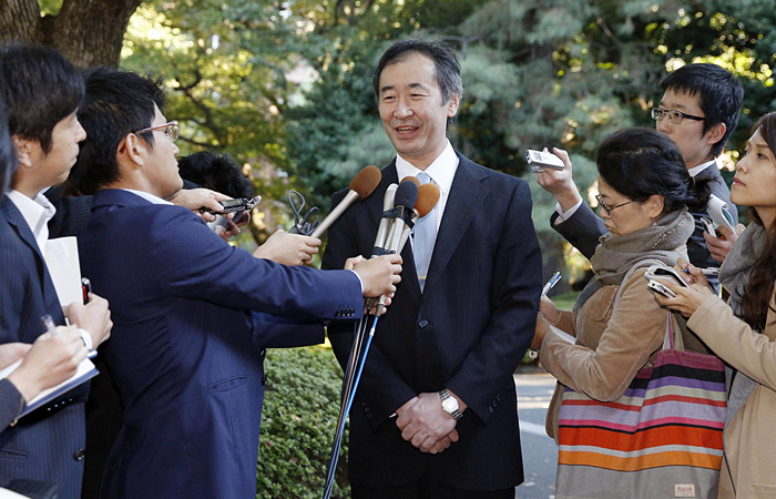 Нобелевскую премию в области физики получили Такааки Кадзита (на фото) из университета Токио и Артур МакДональд из канадского университета Куинс за открытие нейтринных осцилляций, доказывающих, что у этих частиц есть масса. Открытие было сделано на двух детекторах — Супер-камиоканде (Япония) и нейтринной обсерватории в Садбери (Канада). На первом из них физики под руководством Кадзита получили экспериментальное подтверждение того факта, что нейтрино, рождающиеся в атмосфере, меняют свой флейвор между двумя типами.