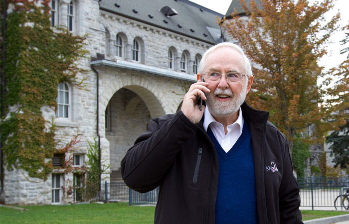 Группа ученых под руководством Артура МакДональда (на фото) показала аналогичный факт для солнечных нейтрино, используя обсерваторию в Садбери. Оба лауреата, как отмечает Нобелевский комитет, внесли определяющий вклад в проведение экспериментов, доказывающих такую возможность.