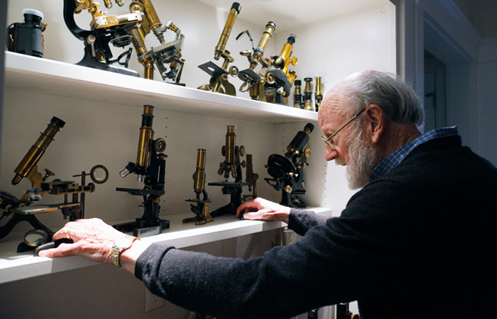 Вильям Кэмбелл (на фото) и Омура получат половину премии. Им удалось открыть новый класс лекарств на основе авермектинов - продуктов жизнедеятельности бактерии Streptomyces avermitilis, что помогло в лечении инфекций, переносимых паразитическими червями. В частности, им удалось в разы снизить заболеваемость онхоцеркозом (речной слепотой) и элефантиазом (слоновой болезнью).