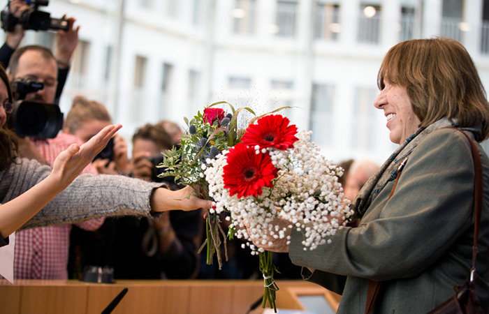 Лауреатом Нобелевской премии по литературе стала советская и белорусская писательница Светлана Алексиевич "за ее многоголосное творчество - памятник страданию и мужеству в наше время". Алексиевич работает в жанре документально-художественной прозы, среди ее произведений - книги про чеченскую войну, Чернобыль, девяностые и Вторую мировую войну глазами женщин ( "У войны не женское лицо" (1985), "Последние свидетели" (1985), "Цинковые мальчики" (1990), "Зачарованные смертью" (1993), "Чернобыльская молитва" (1997), "Последние свидетели. Соло для детского голоса" (2004), "Время сэконд хэнд" (2013). Некоторые из них переведены более чем на 20 языков мира.