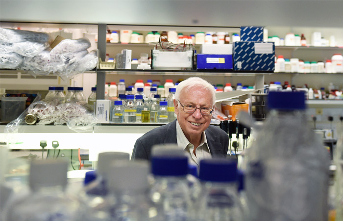 Нобелевскую премию по химии в этом году разделили швед Томас Линдаль (на фото), американец Пол Модрич и ученый турецкого происхождения Азиз Санкар. Награда присуждена им за исследование механизмов репарации ДНК. Томас Линдаль первым показал, что ДНК чрезвычайно подвержена различным повреждениям. Если бы она не исправлялась, то развитие жизни на Земле было бы невозможным. Это привело Линдаля к открытию механизма эксцизионной репарации, которая вырезает поврежденные участки и заменяет их нормальными.