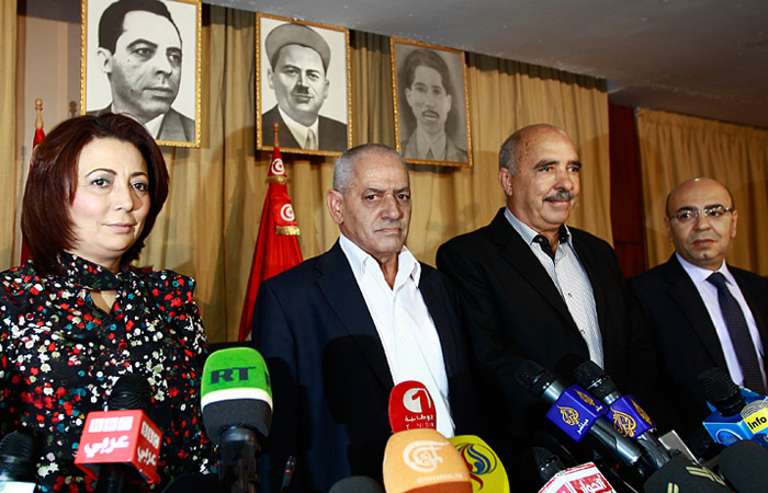 Лауреатом Нобелевской премии мира в 2015 году стал "квартет" национального диалога в Тунисе. Премия присуждена за "решающий вклад "квартета" в строительство плюралистической демократии в Тунисе по итогам Жасминовой революции в 2011 году". В "квартет" входят четыре организации, играющие ключевую роль в жизни тунисского гражданского общества. На фото: президент Тунисской конфедерации промышленности, торговли и ремесленничества Видед Бушамауи, генеральный секретарь Всеобщей тунисской конфедерации труда Хусин Абасси, президент Тунисской лиги по защите прав человека Абдесаттар Бин-Мусса, президент Национальной ассоциации адвокатов Мохамед Фадель Махмуд.