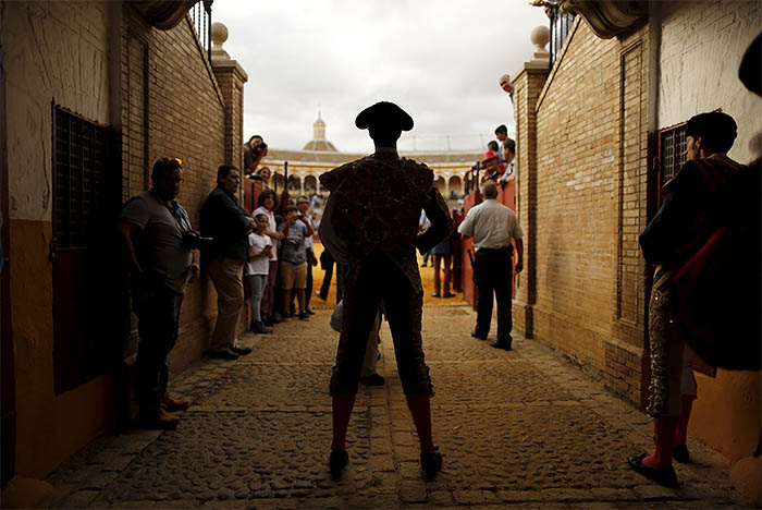 Матадор готовится выйти на бой с быком в Испании