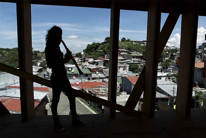 Девушка играет на кларнете в "Центре художественного образования для социальной интеграции" в бедном районе Ла Карпио, Коста-Рика