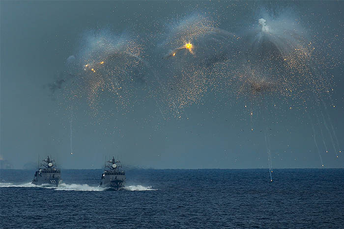 Торпедные катера выпустили тепловые ловушки