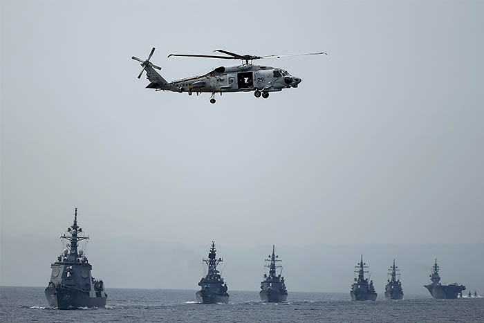 Сикорский SH-60 гордо летит над военными судами