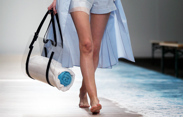 Модель демонстрируют одежду из коллекции дизайнера Виктории Андреяновой