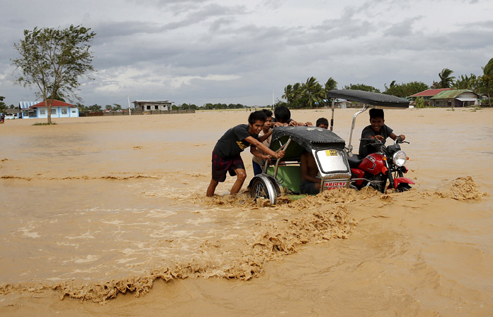 Из-за непогоды отменены или отложены десятки авиарейсов, во многих районах не ходят автобусы, так как дороги были размыты, остановлено паромное сообщение