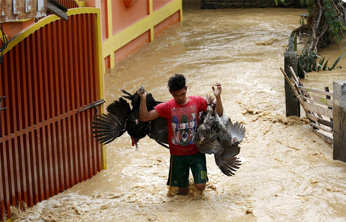 Несмотря на то, что тайфун слабеет, что позволило жителям в некоторых районах начать разбирать завалы и восстанавливать линии электропередачи, во многих частях страны сохраняется угроза схода оползней.