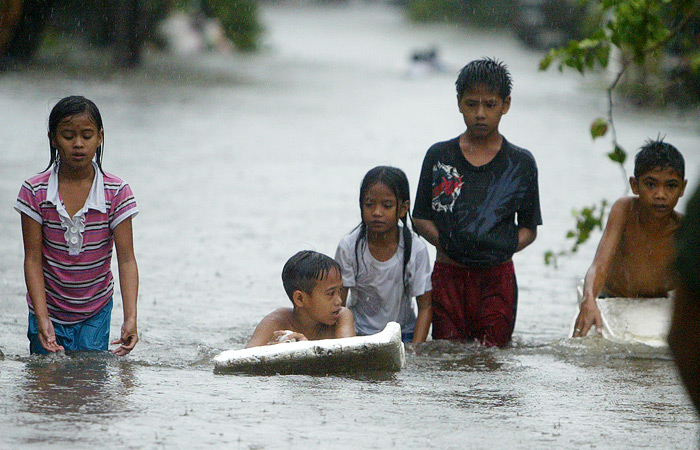 В понедельник дожди продолжились. В некоторых частях страны уже выпало более метра осадков .
