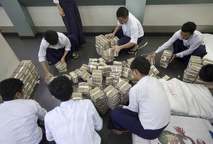 Сотрудники банка в Мьянме собрали для дальнейшей отправки гору денег. Судя по отсутствию считальной машинки они к такой сумме были не готовы.