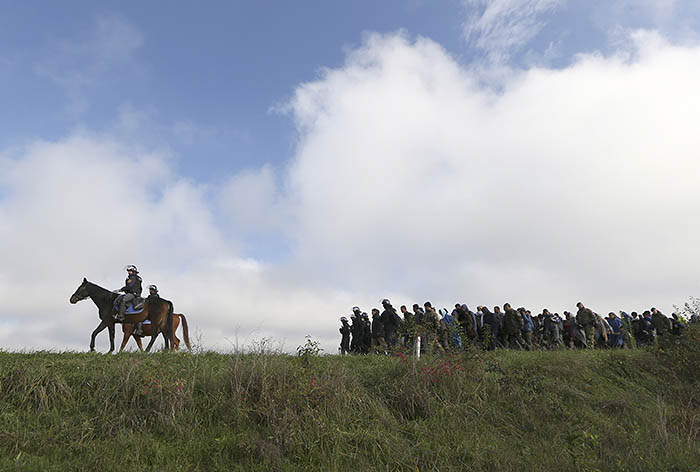 В Словению прибыла новая партия мигрантов. Ожидается, что парламент Словении примет поправки в законадательстве, после чего армия сможет быть задействованной для охраны границ страны.