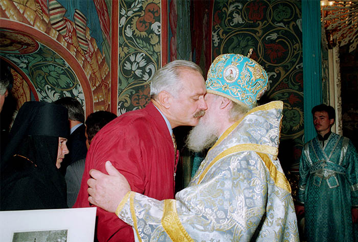 1994 год. Ярославль. На торжестве по поводу 680-летия Свято-Введенского Толгского монастыря встретились Патриарх Алексий II и кинорежиссер Никита Михалков.