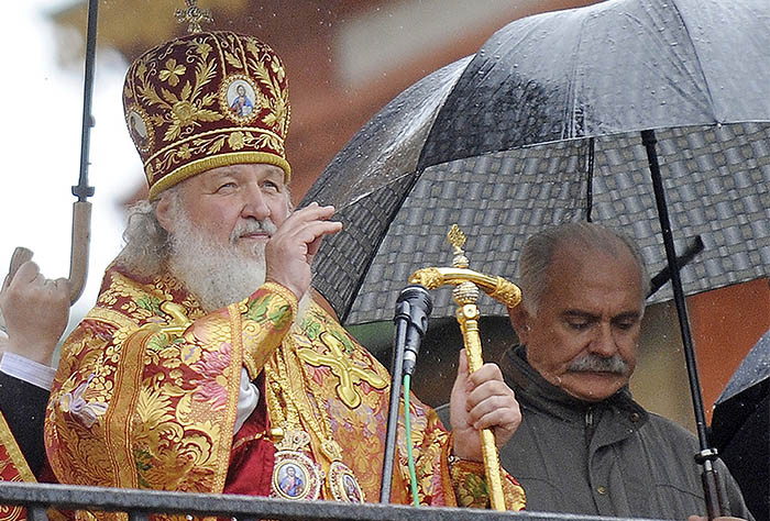 2009 год. Патриарх Московский и всея Руси Кирилл и режиссер Никита Михалков (слева направо) во время крестного хода, посвященного Дню славянской письменности и культуры в День памяти равноапостольных братьев Кирилла и Мефодия, на Красной площади.