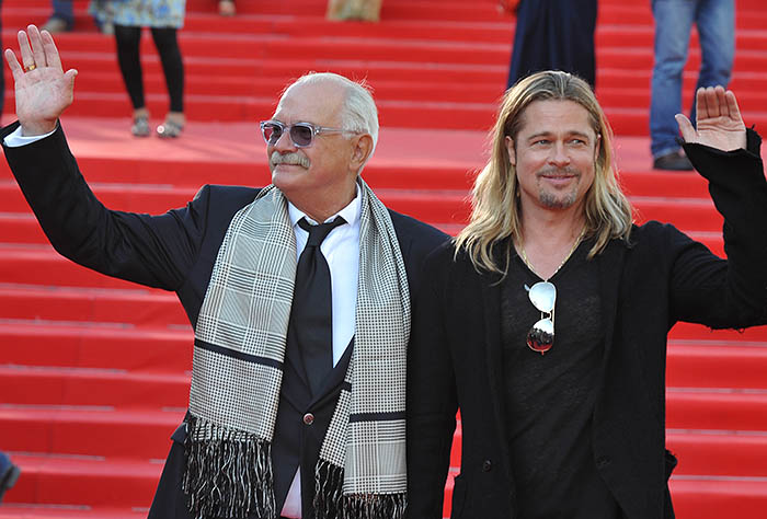 2013 год. Президент Московского кинофестиваля режиссер Никита Михалков и голливудский актер Брэд Питт (слева направо) перед церемонией открытия 35-го ММКФ у театра "Россия".