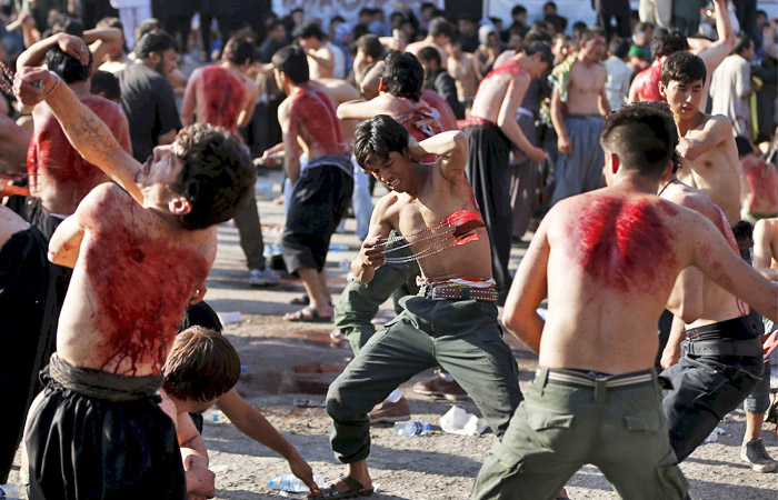 В Кабуле в преддверии дня Ашура совершают кровавый обряд сотни афганских мусульман-шиитов. Он заключается в истязании себя ножами и цепями, а также хождению по углям. Так шииты вспоминают в этот день о мученической смерти внука пророка Мухаммеда - имама Хусейна.